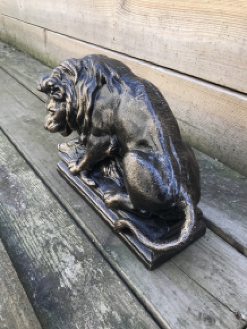 Eine schöne Statue eines Löwen mit seiner Beute, einem Wildschwein, aus Gusseisen, Bronze-Look!