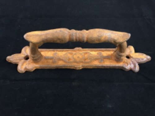 A cast iron door handle, at rest, very nice and sturdy!