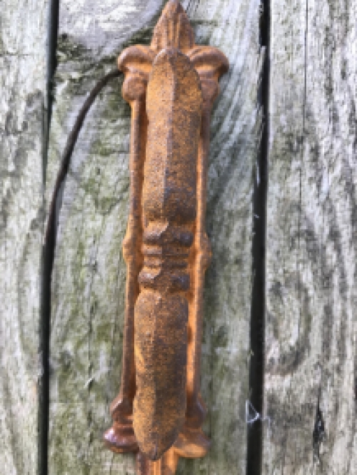 A cast iron door handle, at rest, very nice and sturdy!