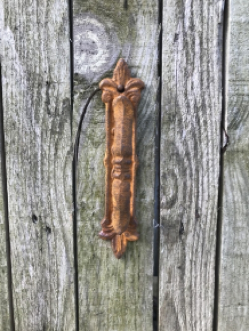 A cast iron door handle, at rest, very nice and sturdy!