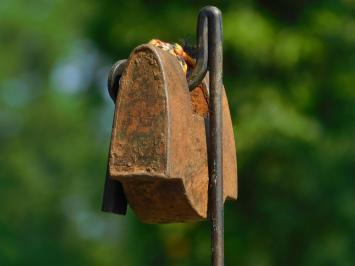 Mittelalterliches Vorhängeschloss mit Schlüssel auf Ständer - Dekoratives Meisterwerk der Nostalgie