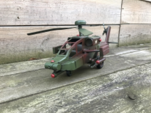 Metalen schaalmodel van een Apache helikopter, gevechtshelikopter