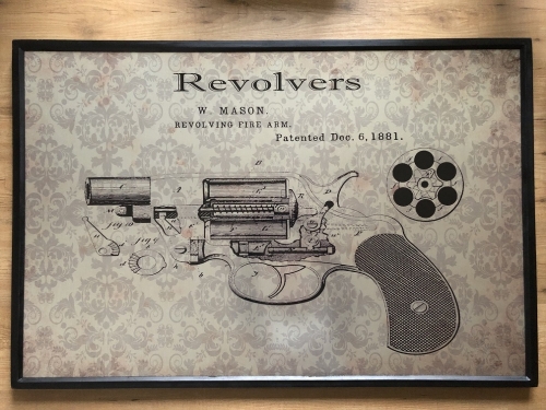 Kunst auf Holz, ein bekannter Revolver, sehr schön