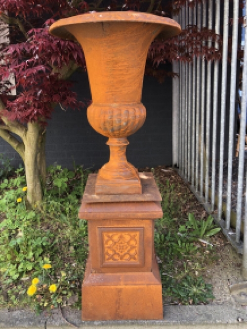 Cast iron garden vase, very attractive and beautiful design.