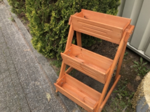 Bloem/planten bak met 3 bakken gemaakt van hout, zeer fraai!