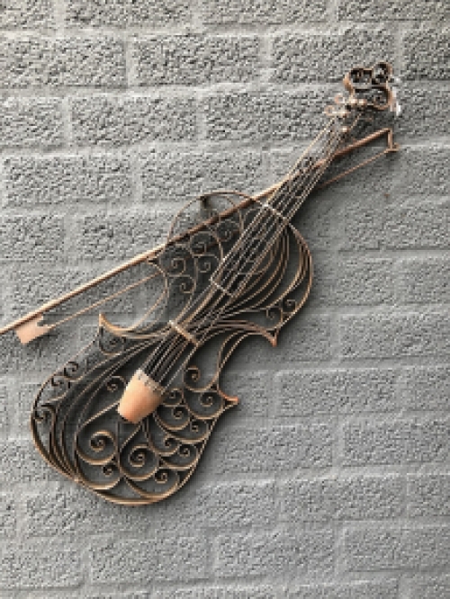 Beautiful wrought iron violin for the garden wall or indoors as a wall decoration!!