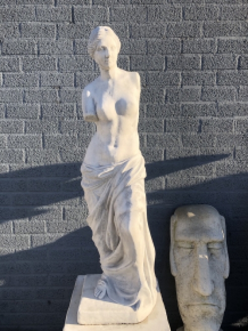 Wunderschöne Steinskulptur der Venus von Milo auf einem Sockel, eine bekannte und schöne Skulptur