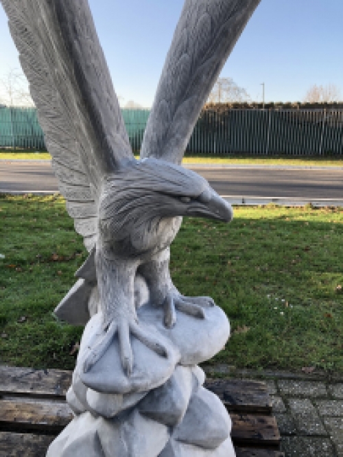 Wirklich faszinierende massive Steingussskulptur eines Adlers, der wegfliegen will, wunderschön!