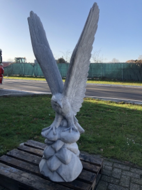 Wirklich faszinierende massive Steingussskulptur eines Adlers, der wegfliegen will, wunderschön!