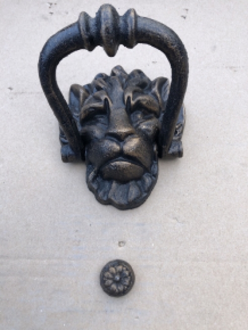 Door knocker lion, cast iron bronze with knocker catcher