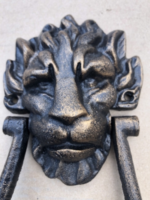 Door knocker lion, cast iron bronze with knocker catcher