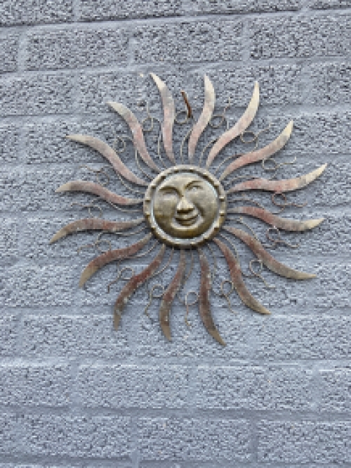 Beautifully beautiful metal decorative wall ornament: THE SUN.