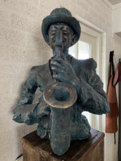 Prachtige torso van een jazz muzikant met saxofoon in green-gold