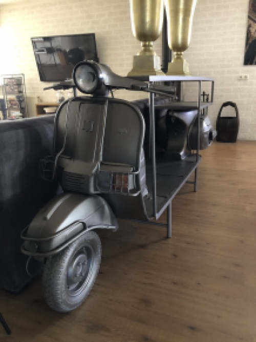 Prachtige sidetable, siertafel, bartafel op scooter bike  met wijnrek, en opslag ruimte, geweldig en uniek!!