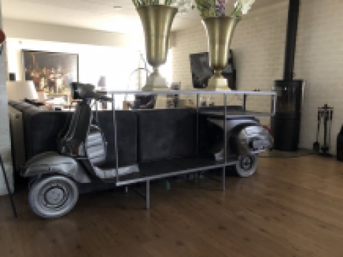 Prachtige sidetable, siertafel, bartafel op scooter bike  met wijnrek, en opslag ruimte, geweldig en uniek!!