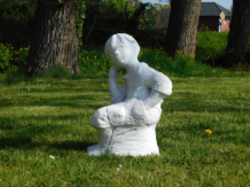 Statue sitzender Junge - massiver Stein