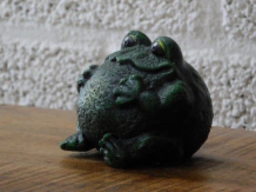 Statue of a frog, nice statue, green, for indoors and outdoors