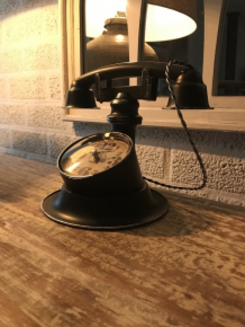 Nice clock in the shape of an old telephone, nostalgic!