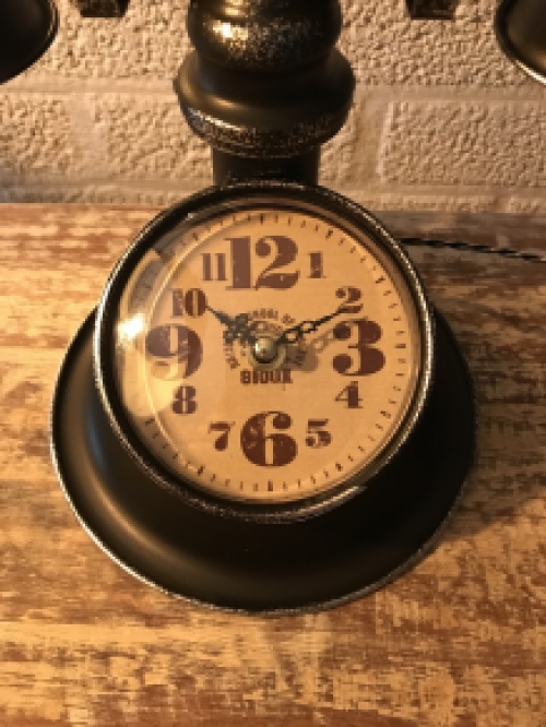 Nice clock in the shape of an old telephone, nostalgic!