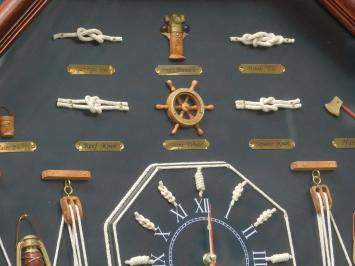 Maritime Wanddekoration mit Schiffsknoten und Uhr - 66 cm