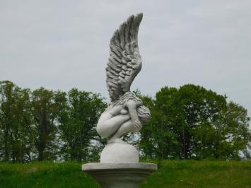 Kneeling angel with wings up - including plinth - full stone