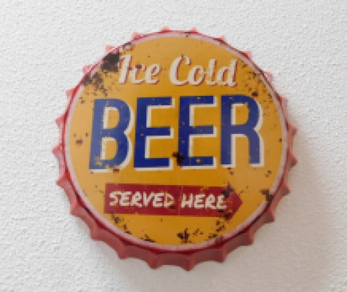 Prachtige metalen kroonkurk met tekst: ice cold beer served here!!