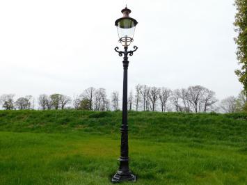 Gartenlaterne schwarz, Mast aus Gusseisen, mit Kupferen Schirm, klassische Außenlampe