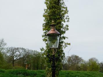 Tuinlantaarn zwart, gietijzeren paal, met koperen kap, klassieke buitenlamp