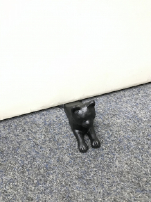 Door stopper in the shape of a cat, nice!