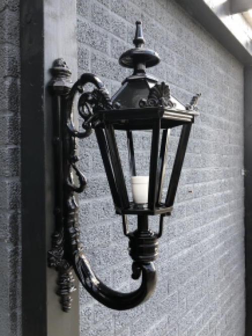 Wand buitenlamp Madrid 80, Alu gegoten met Lampenfitting en Glas.