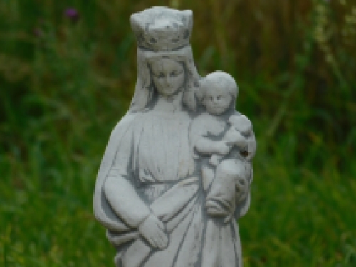 Mary with child in her arm, full of stone, untreated