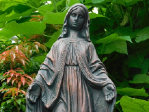 Beautiful ecclesiastical statue of Mary, made of polystone