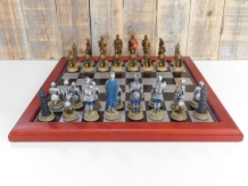 Ein Schachspiel mit dem Thema: ''MEDIEVAL KNIGHTS'', schöne Schachfiguren als mittelalterliche Ritter