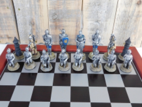 Ein Schachspiel mit dem Thema: ''MEDIEVAL KNIGHTS'', schöne Schachfiguren als mittelalterliche Ritter