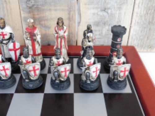 Ein Schachspiel mit dem Thema: ''MEDIEVAL KNIGHTS'', schöne Schachfiguren als mittelalterliche Ritter auf einem hölzernen Schachbrett.