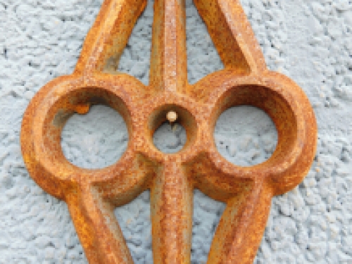 Wall anchor, cast iron, diamond eye shape