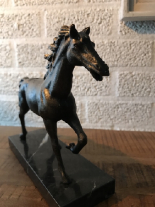 1 horse sculpture , solid cast iron, bronze -look