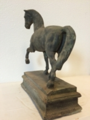 Prachtige sculptuur van een paard, zwaar gietijzeren beeld!!