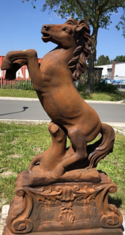 Steigerend paard, groot massief gegoten steen op XXL sokkel oxide, prachtig !!