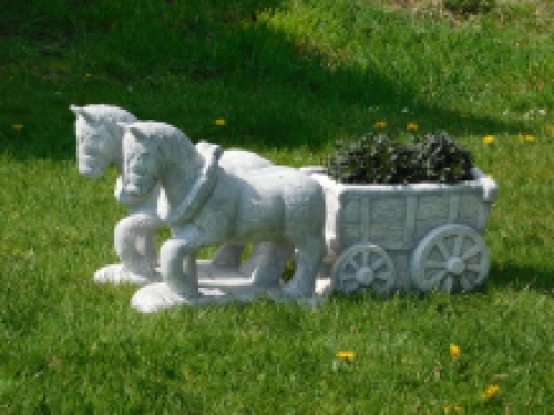 Statue ''Pferd und Wagen'' - massiver Stein