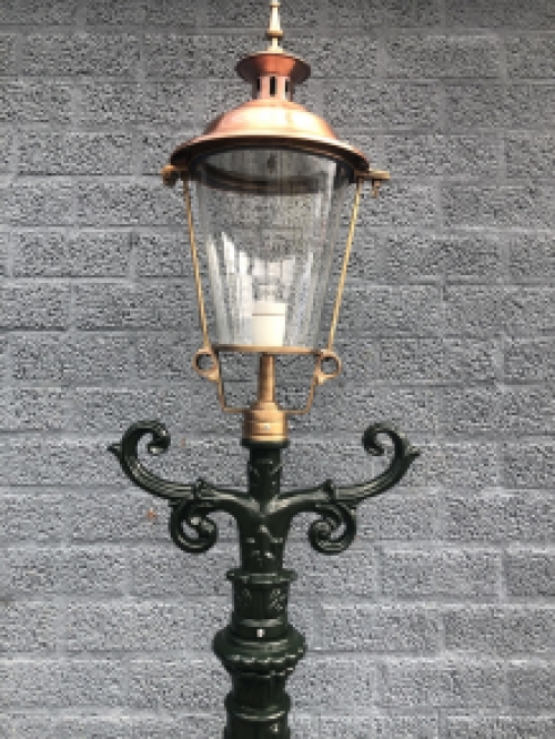 Buitenlamp, lantaarn met keramische fitting en glas, gegoten aluminium paal, met koperen ronde kap, hoog 240 cm