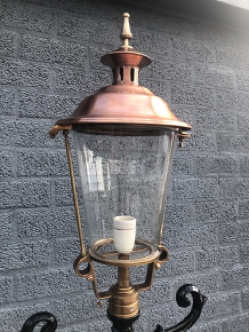 Buitenlamp, lantaarn met keramische fitting en glas, gegoten aluminium paal, zwart, met koperen ronde kap, hoog 240 cm