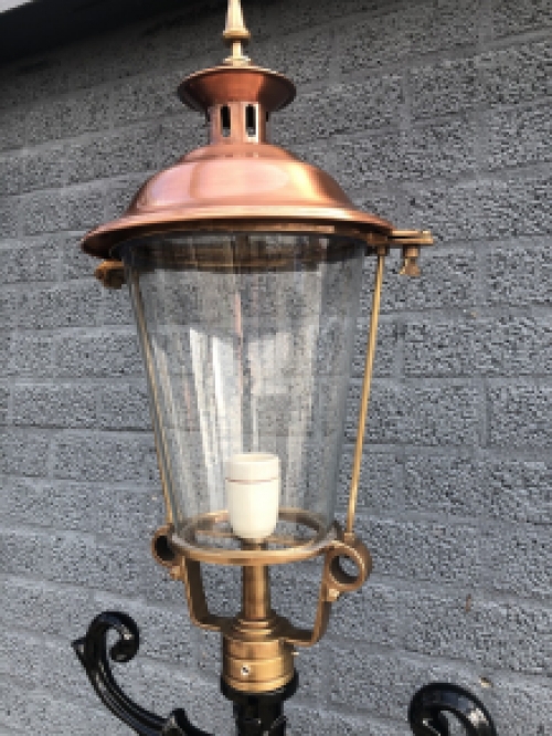 Buitenlamp, lantaarn met keramische fitting en glas, gegoten aluminium paal, zwart, met koperen ronde kap, hoog 240 cm