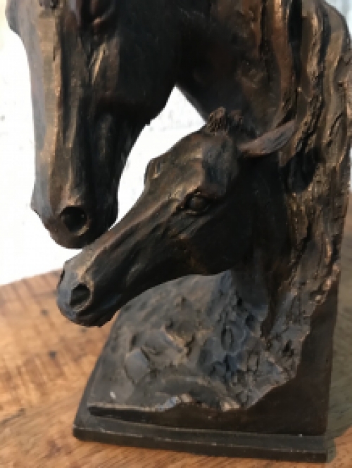 Buchstütze Pferd, Statue Stute mit Fohlen, Pferdestatue in Bronzeoptik
