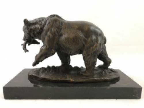 A bronze statue/sculpture of a grizzly bear