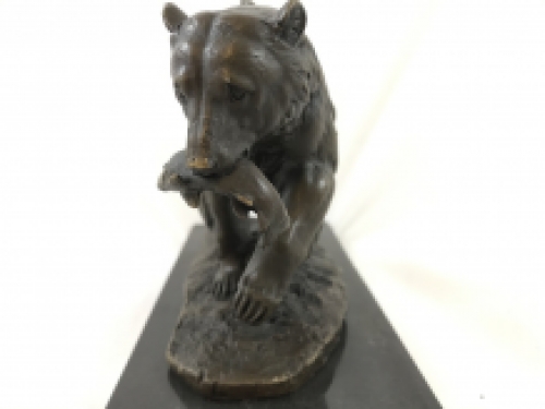 A bronze statue/sculpture of a grizzly bear