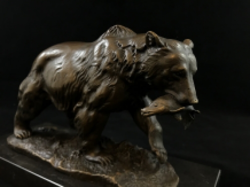 A bronze statue/sculpture of a grizzly bear