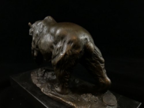 Eine Bronzeskulptur eines Grizzlybären