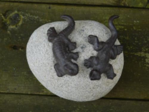 Gietijzeren Salamanders op kei, leuke decoratie!