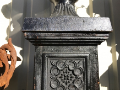 Large cast iron pedestal, black pedestal / column